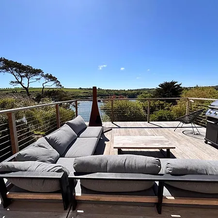 Folly House Luxury Retreat *